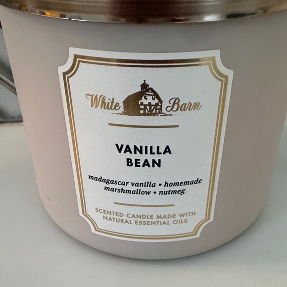 White Barn Vanilla Bean Candle with Gold Lid - Picture 2 of 4